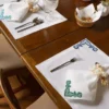 Rinascimento Set di 2 tovagliette di lino ricamate in blu