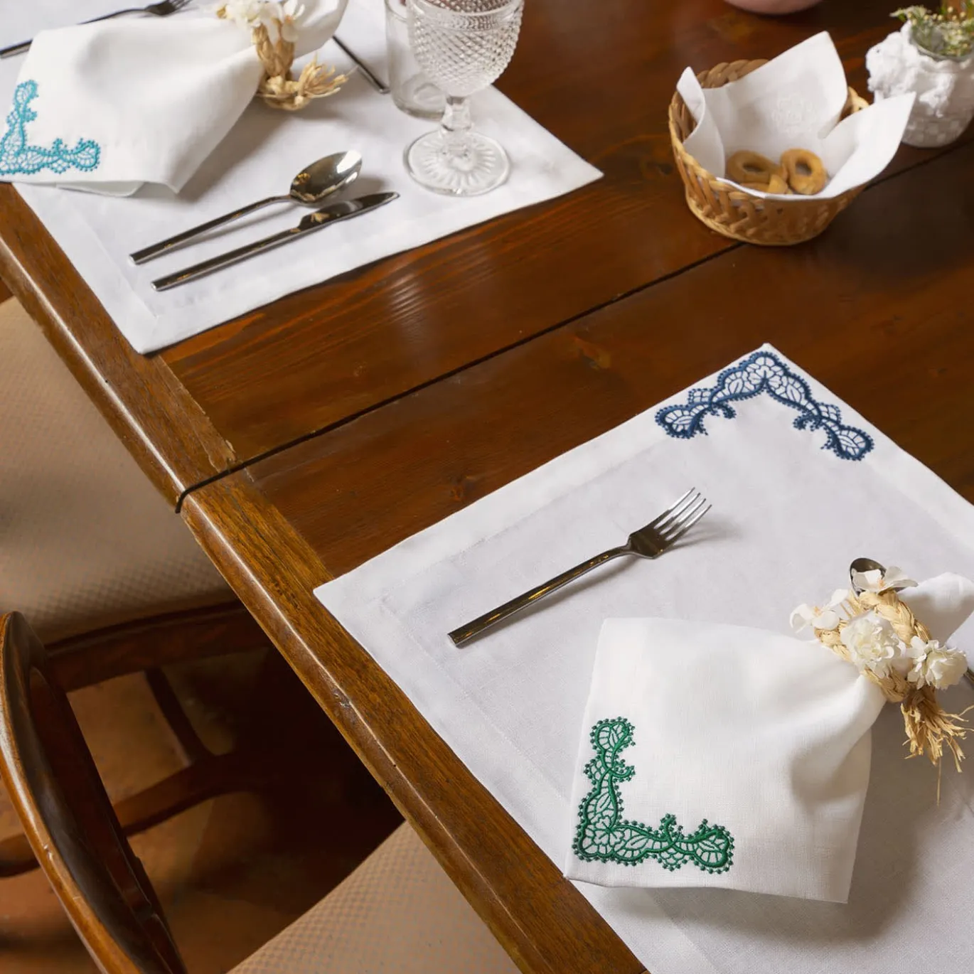Rinascimento Set di 2 tovagliette di lino ricamate in blu