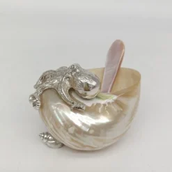 Saliera bianca in conchiglia e argento con cucchiaio in madreperla