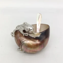Saliera in conchiglia e argento con cucchiaio in madreperla