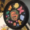 Scagliola dipinge Drago con fiori e insetti