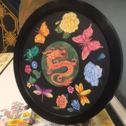 Scagliola dipinge Drago con fiori e insetti