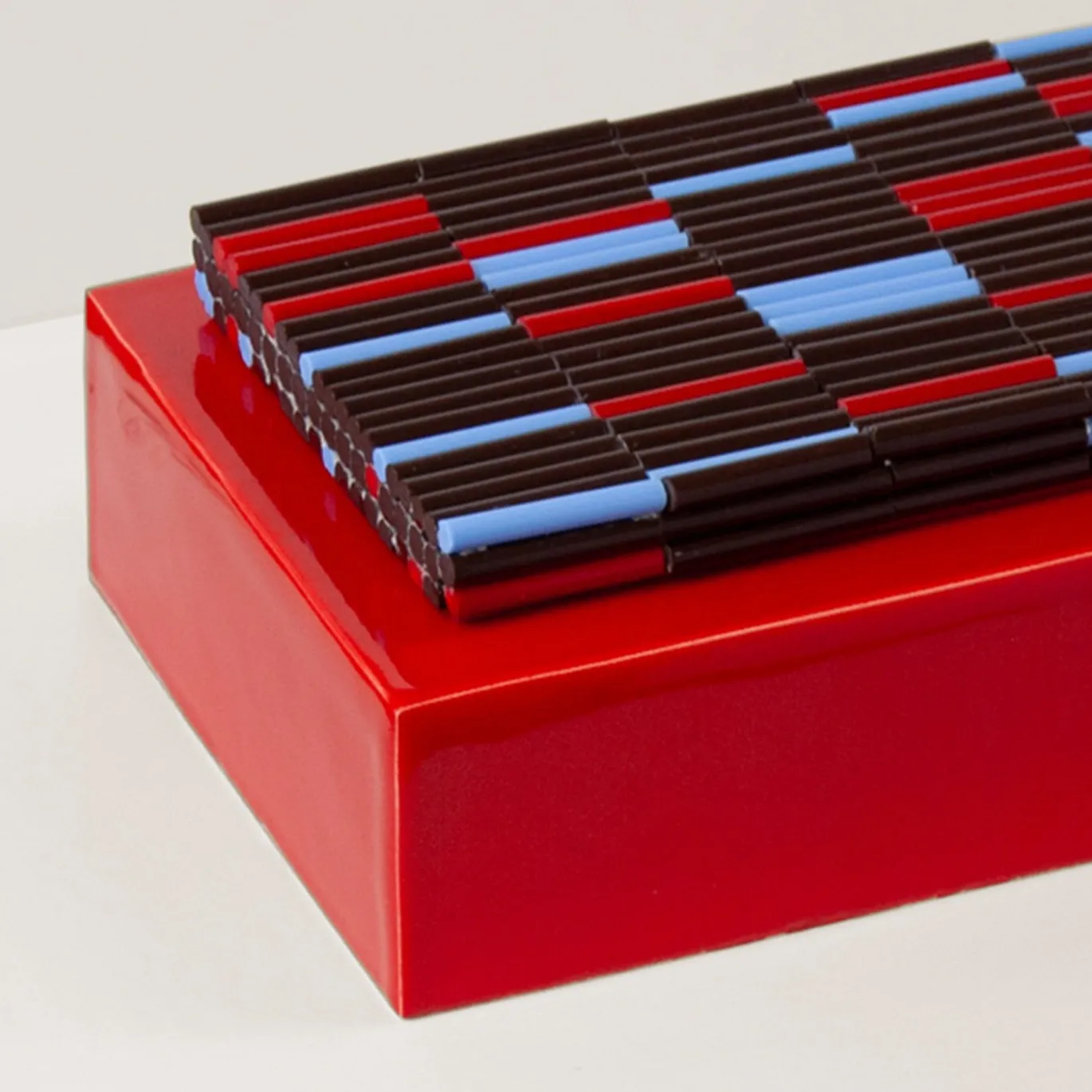 Scatola in ceramica rossa Triadi e Rivolti con coperchio in mosaico marrone
