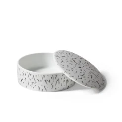 Scatola rotonda in bianco e nero Post Scriptum di Formafantasma #1