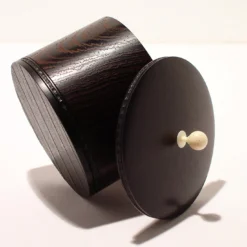 Scatola rotonda in wengè ed ebano con coperchio