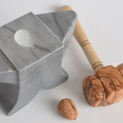 Schiaccianoci Sledgehammer in marmo grigio