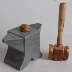 Schiaccianoci Sledgehammer in marmo grigio