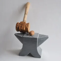 Schiaccianoci Sledgehammer in marmo grigio