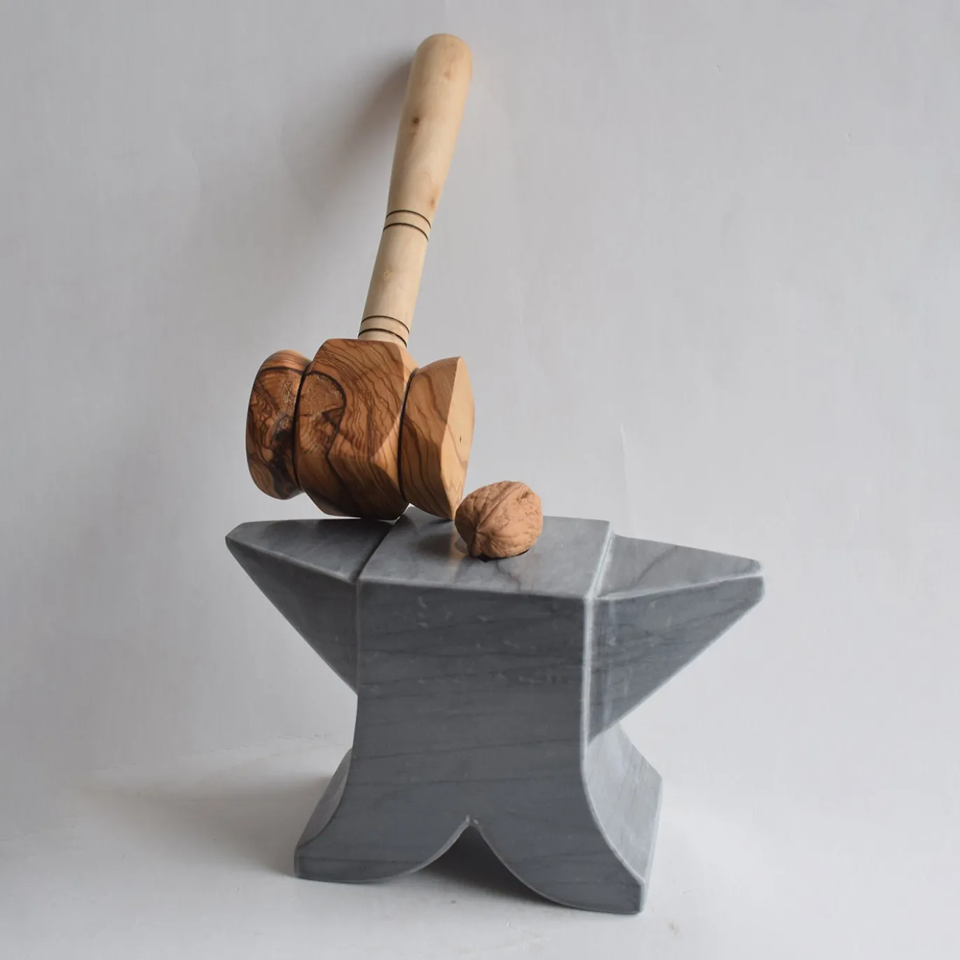 Schiaccianoci Sledgehammer in marmo grigio
