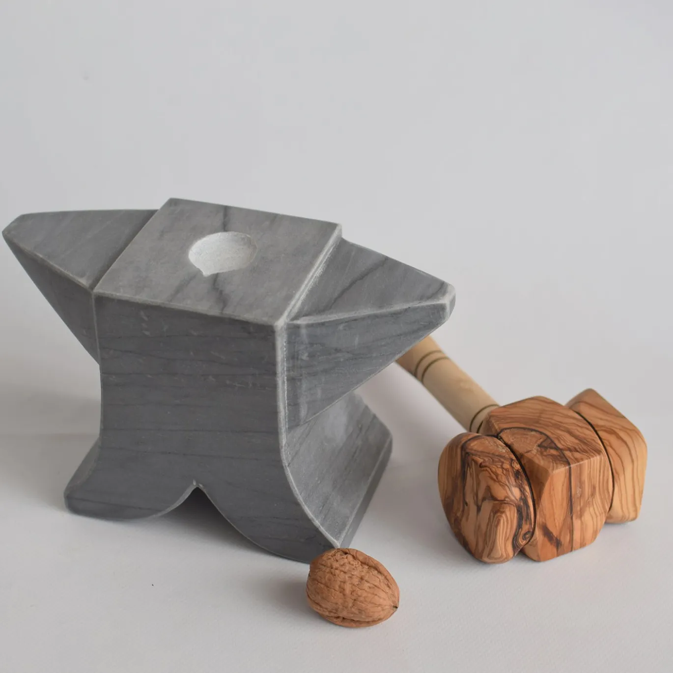 Schiaccianoci Sledgehammer in marmo grigio