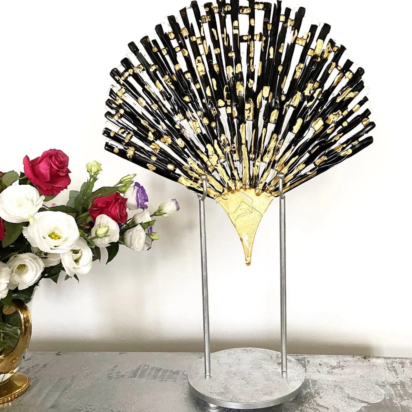 Scultura a ventaglio in vetro nero e oro di Eleganza Orientale