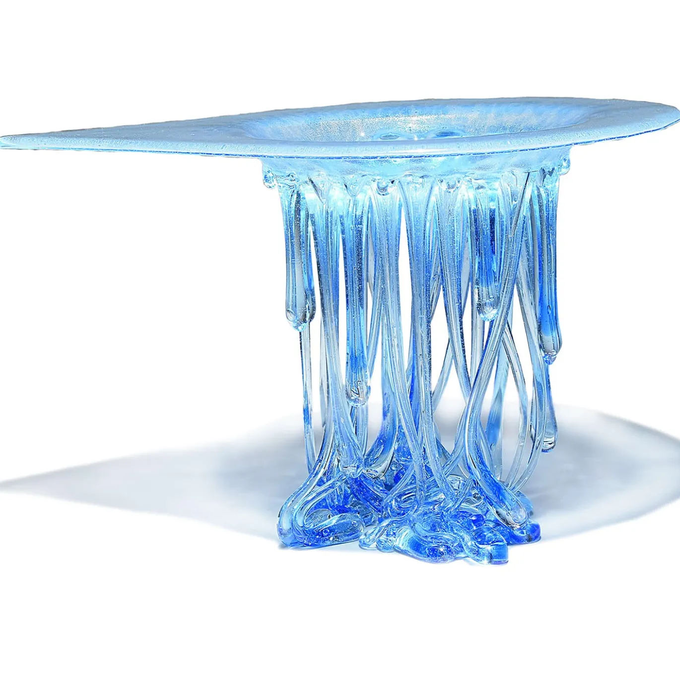 Scultura blu di gocce d'acqua pura