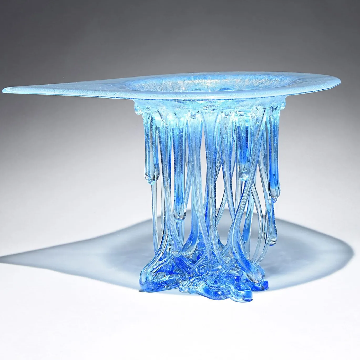Scultura blu di gocce d'acqua pura