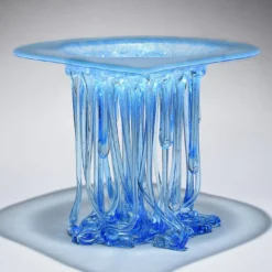 Scultura blu di gocce d'acqua pura