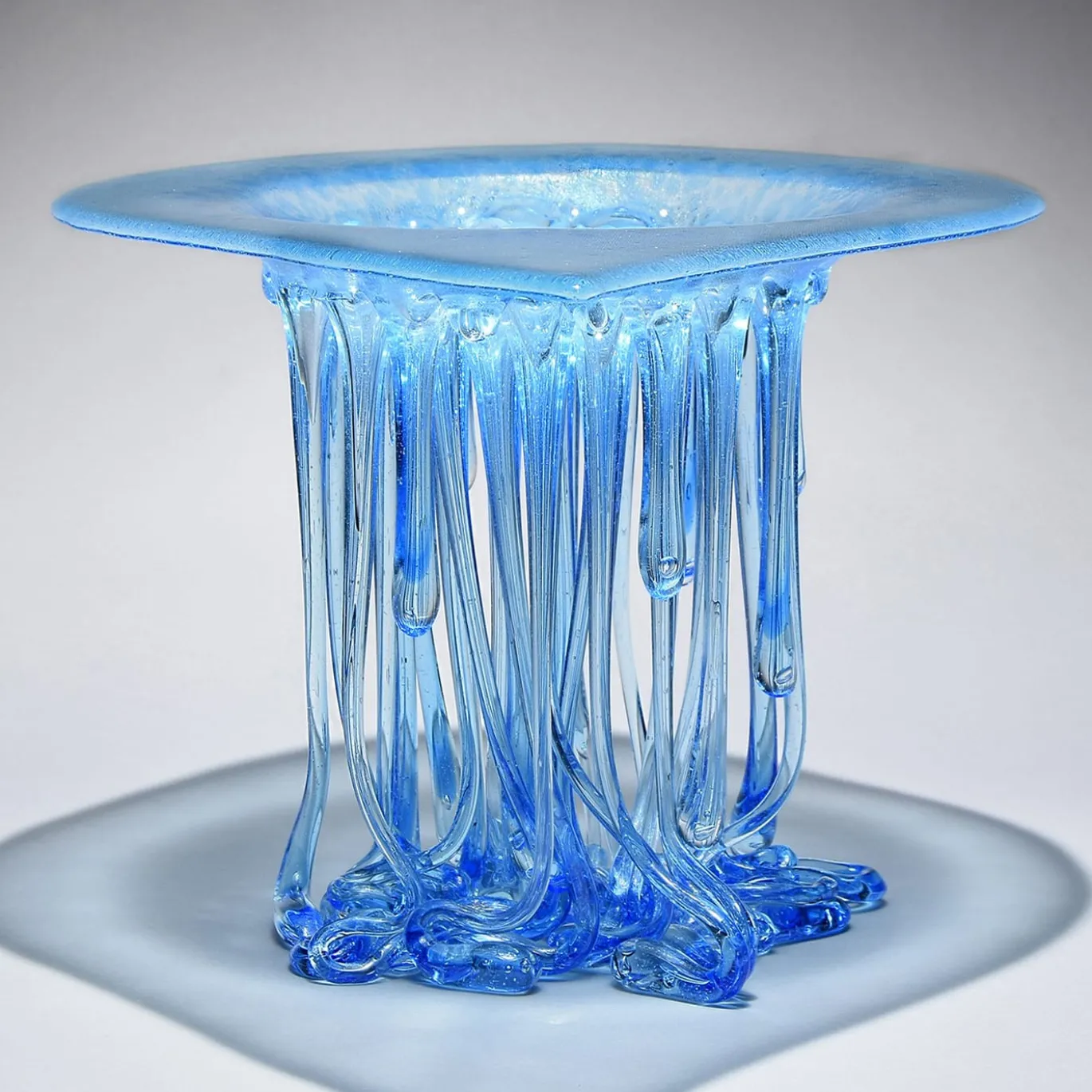 Scultura blu di gocce d'acqua pura
