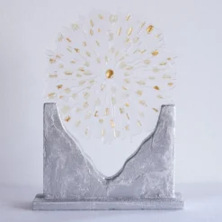 Scultura Cristallo di Luce in vetro trasparente con mica dorata e base in cemento argentato