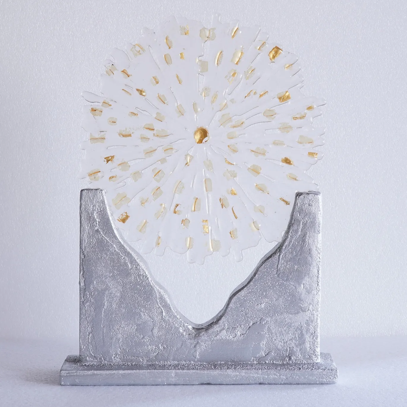 Scultura Cristallo di Luce in vetro trasparente con mica dorata e base in cemento argentato