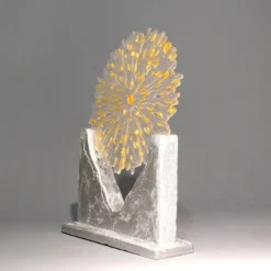 Scultura Cristallo di Luce in vetro trasparente con mica dorata e base in cemento argentato