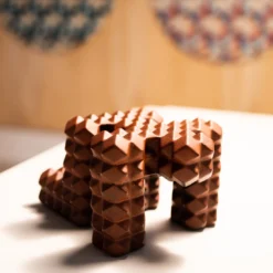 Scultura cubica di Prono Rosso
