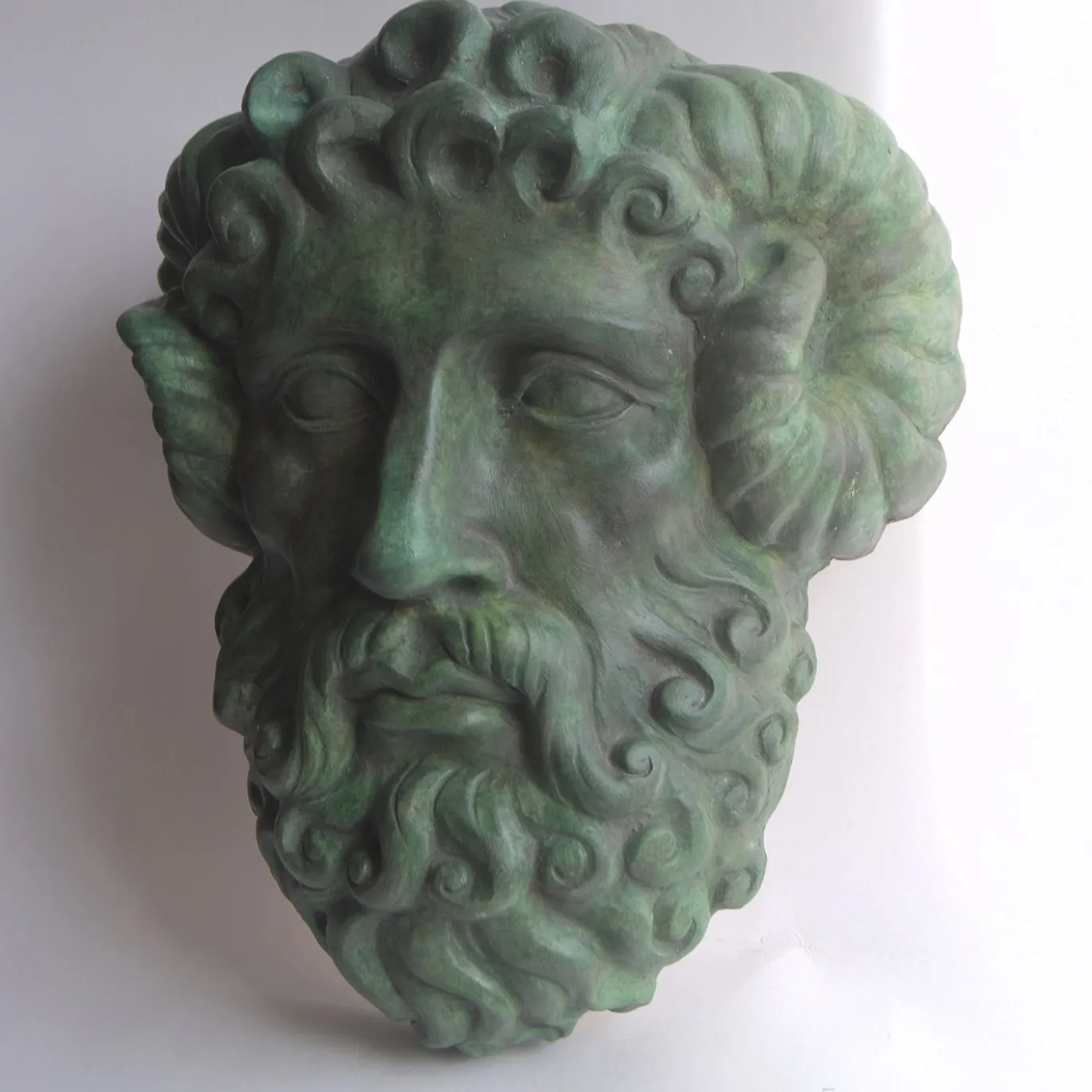 Scultura da parete in ceramica di Giove Ammon