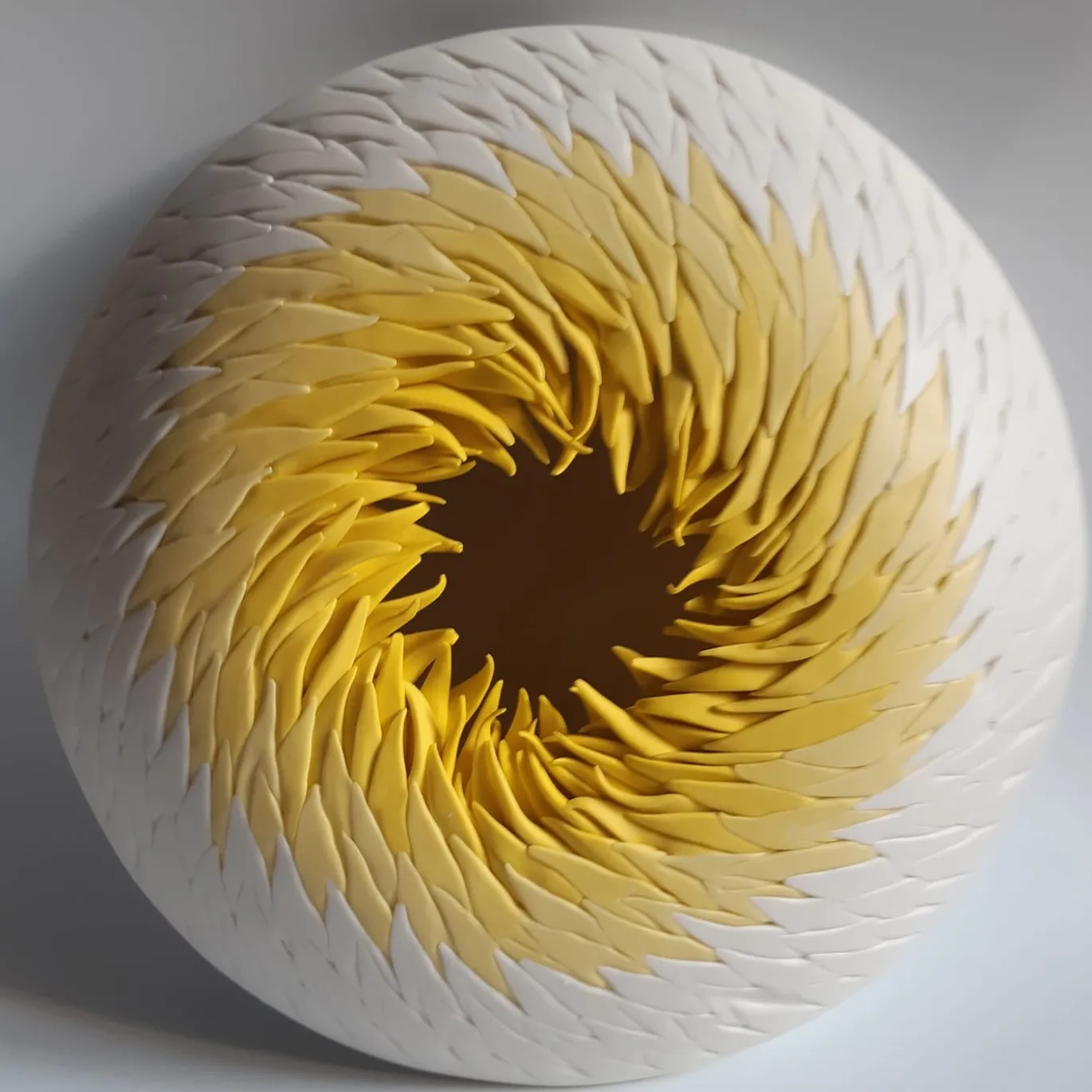 SCULTURA DA PARETE IN RICCIO DI MARE - BIANCO E GIALLO