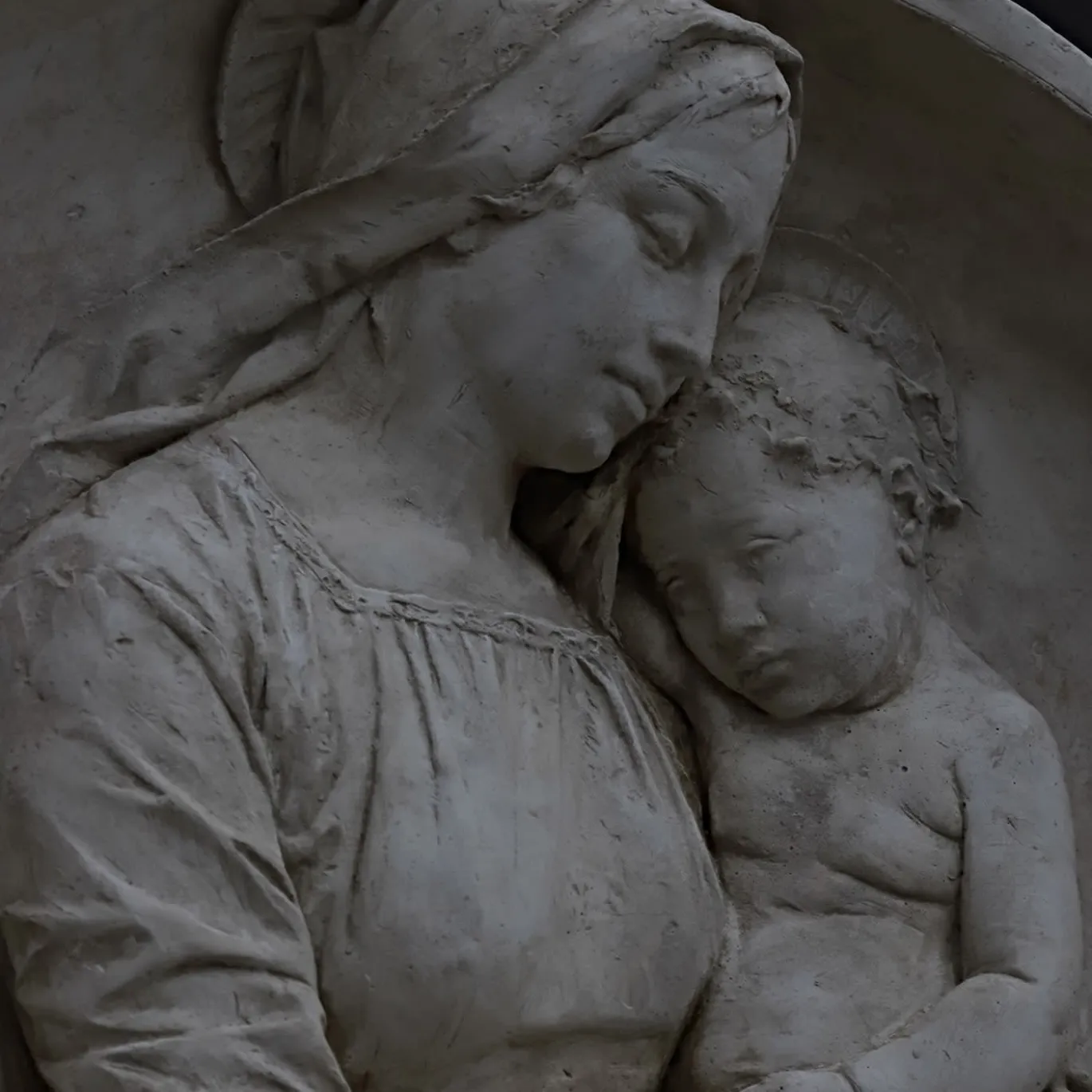 Scultura da Parete Madonna con Bambino Rotonda a Bassorilievo in Gesso Bianco