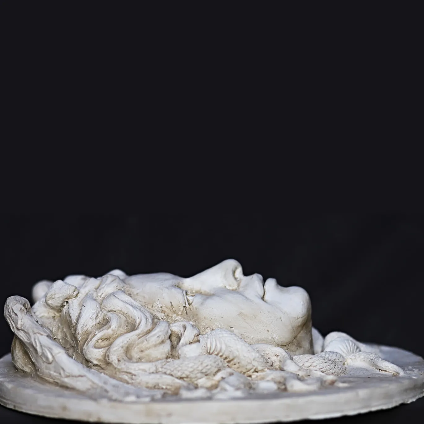 Scultura da Parete Medusa a Bassorilievo Bianca di Romanelli