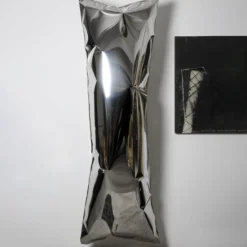 Scultura da parete rettangolare con cuscino argentato