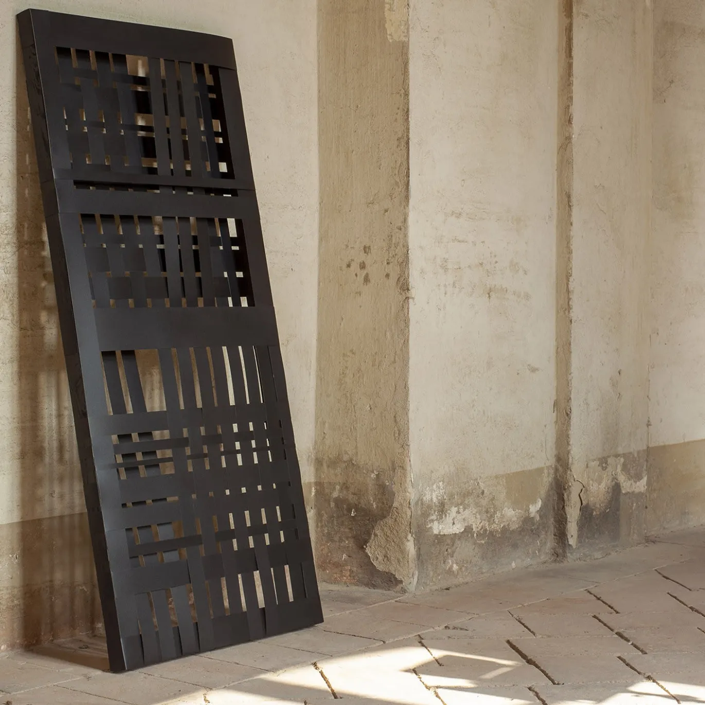 Scultura da parete Scutum Black Abatellis