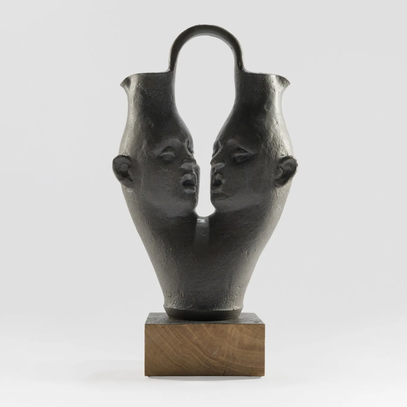 Scultura Dialogo in gres smaltato bruno