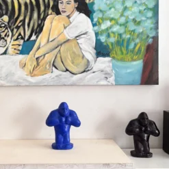 Scultura di gorilla color ebano