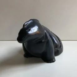 Scultura di iguana nera