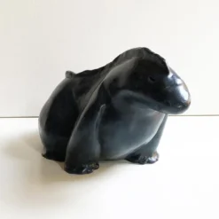 Scultura di iguana nera