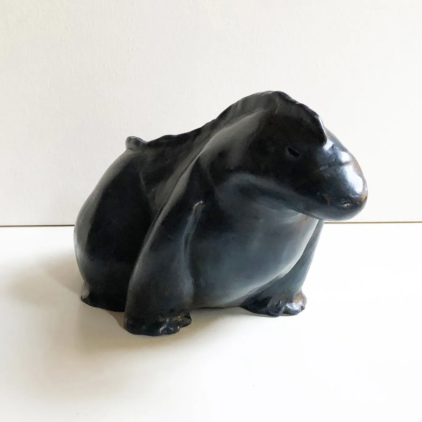 Scultura di iguana nera