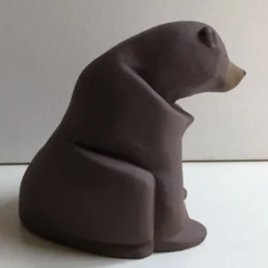 Scultura di orso bruno