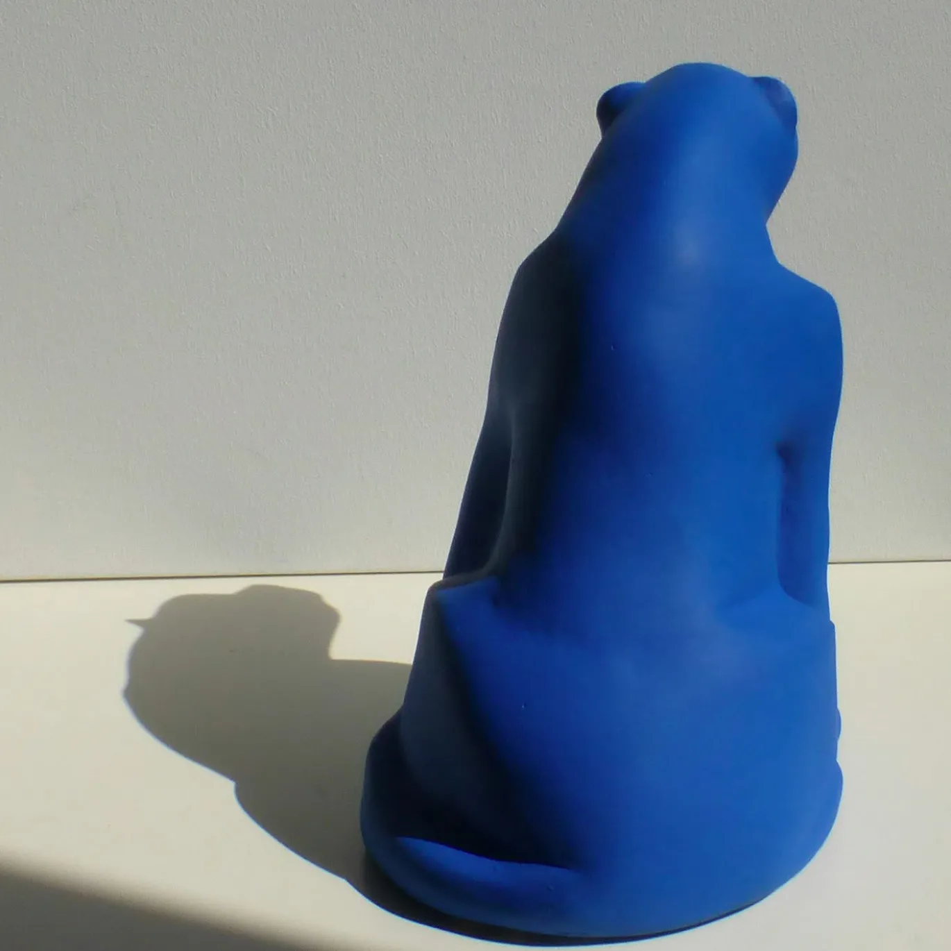 Scultura di pantera blu elettrico