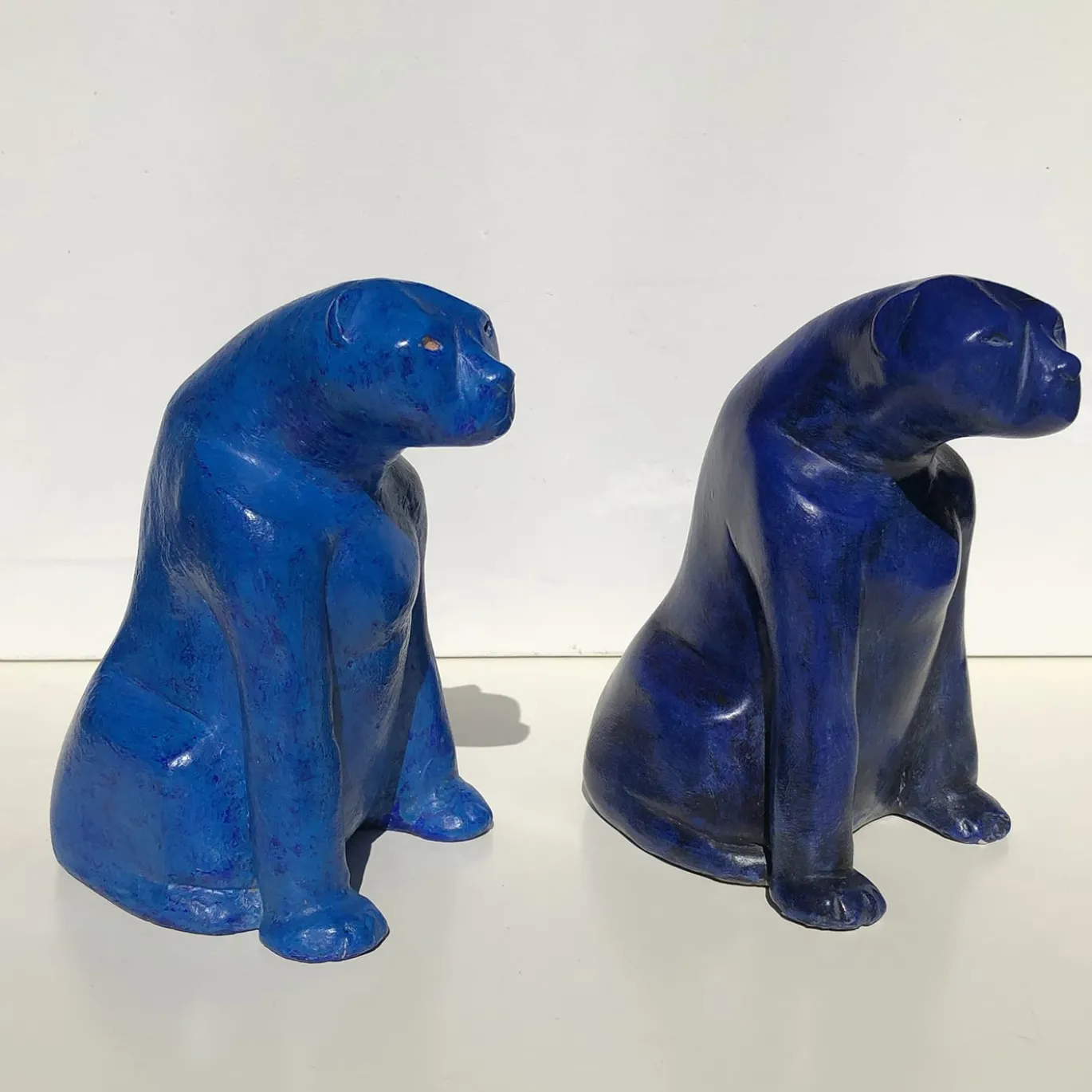Scultura di pantera blu navy