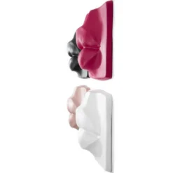 Scultura di ragazza drago con labbra