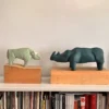 Scultura di rinoceronte preistorico