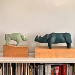 Scultura di rinoceronte preistorico