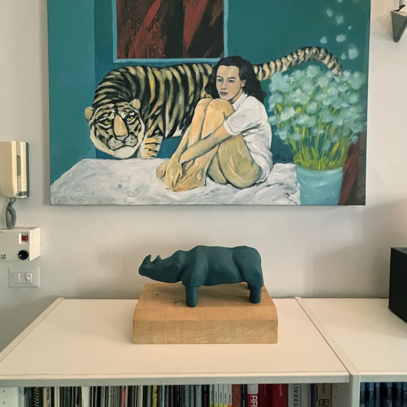 Scultura di rinoceronte preistorico