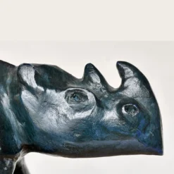 Scultura di rinoceronte verde scuro