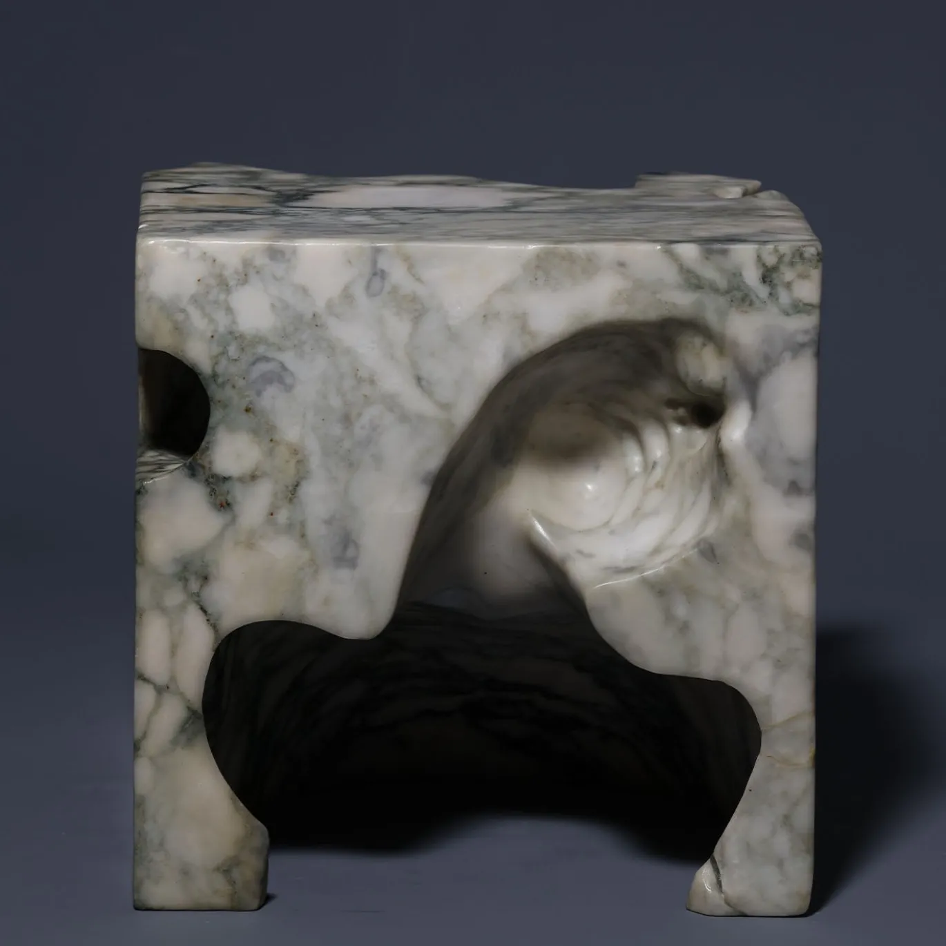 Scultura Fragile As The World In Marmo Verde