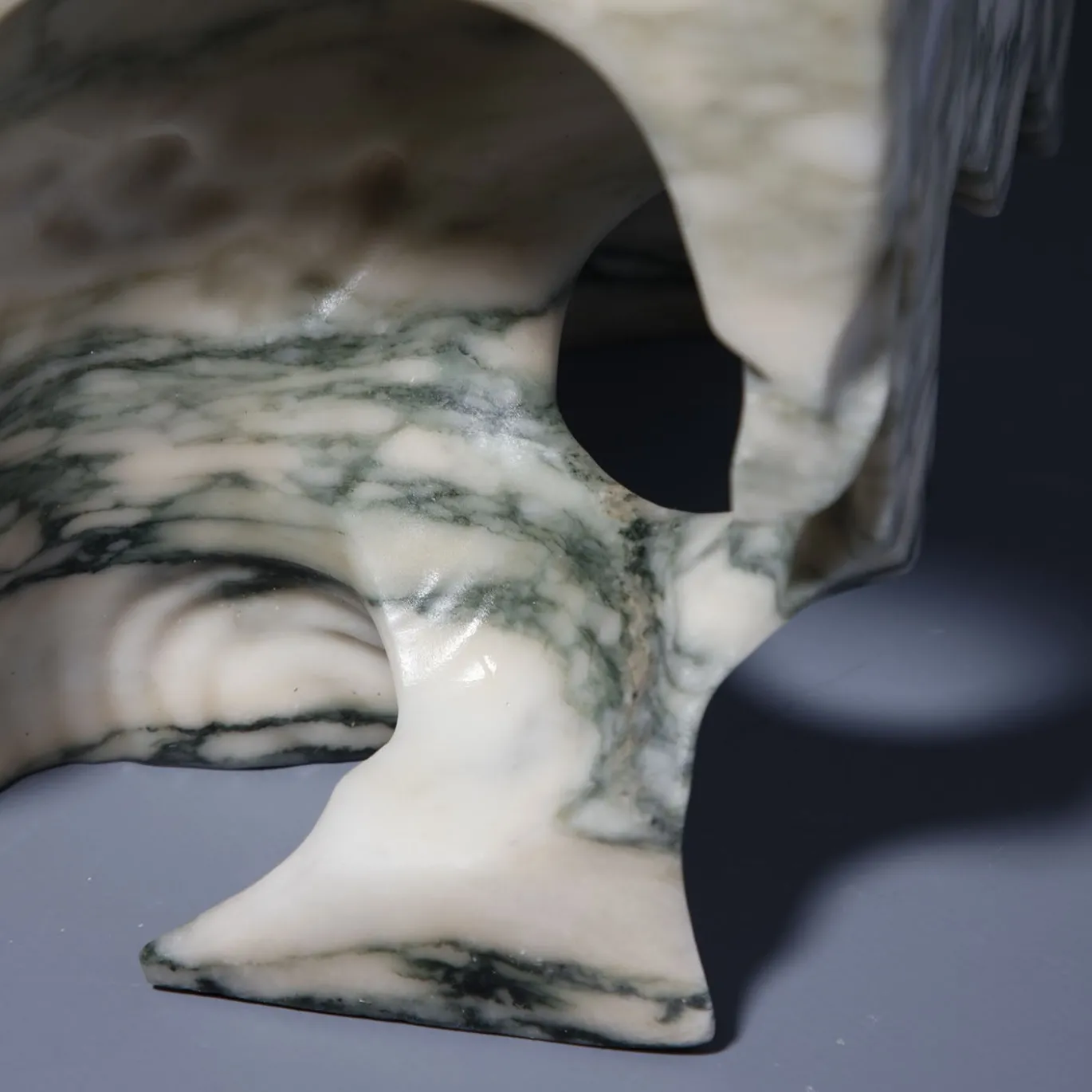 Scultura Fragile As The World In Marmo Verde