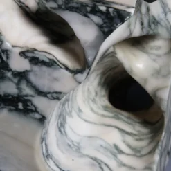 Scultura Fragile As The World In Marmo Verde
