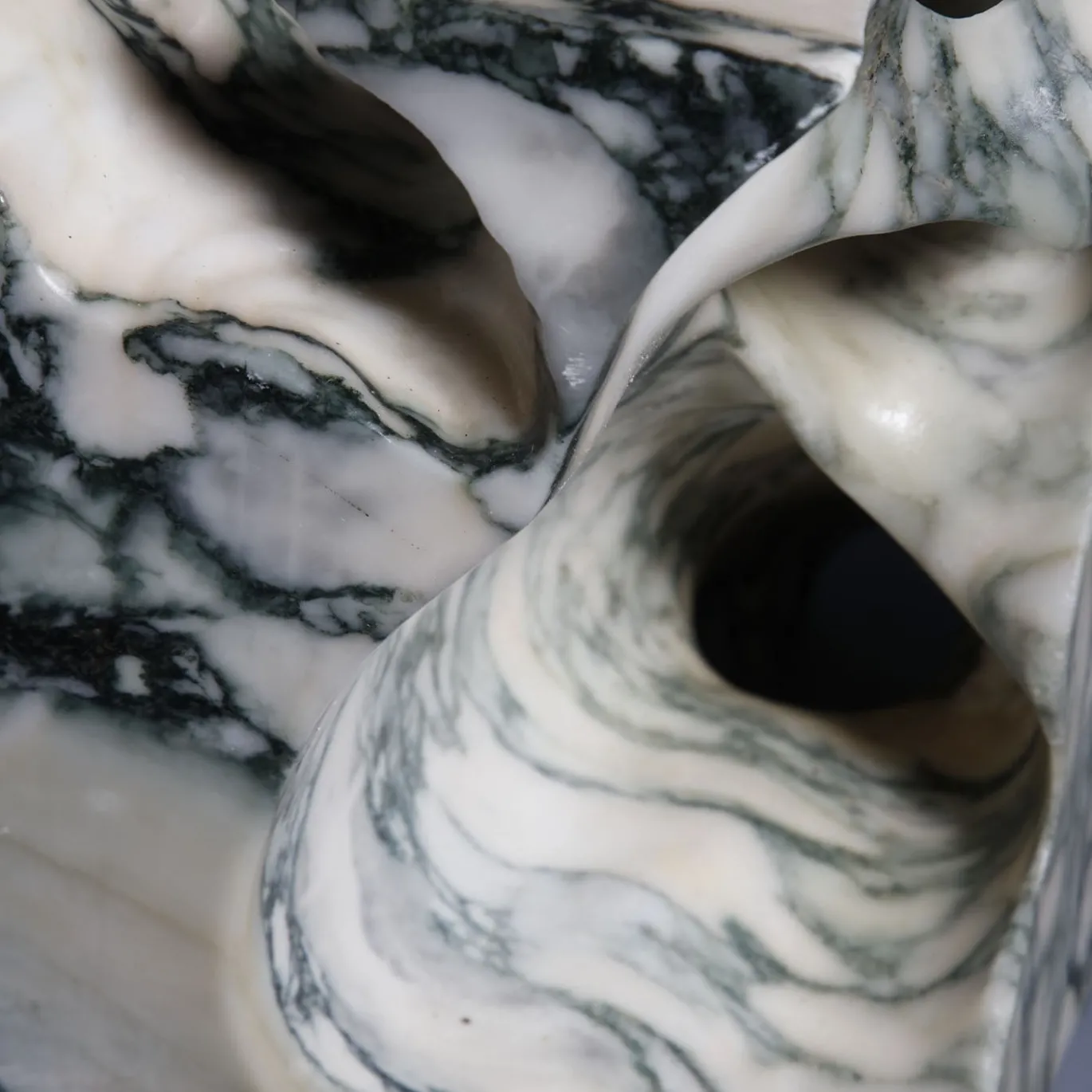 Scultura Fragile As The World In Marmo Verde