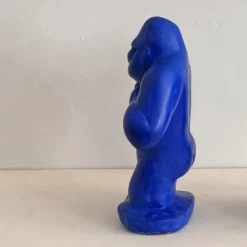 Scultura Gorilla in Ceramica Blu Elettrico