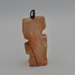 Scultura in argilla bianca e rossa con inserto in metallo