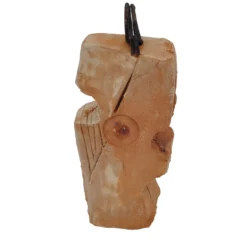 Scultura in argilla bianca e rossa con inserto in metallo