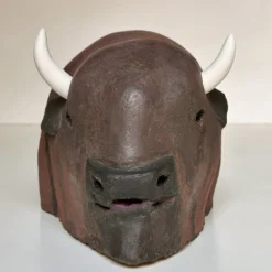 Scultura in ceramica di bufalo americano